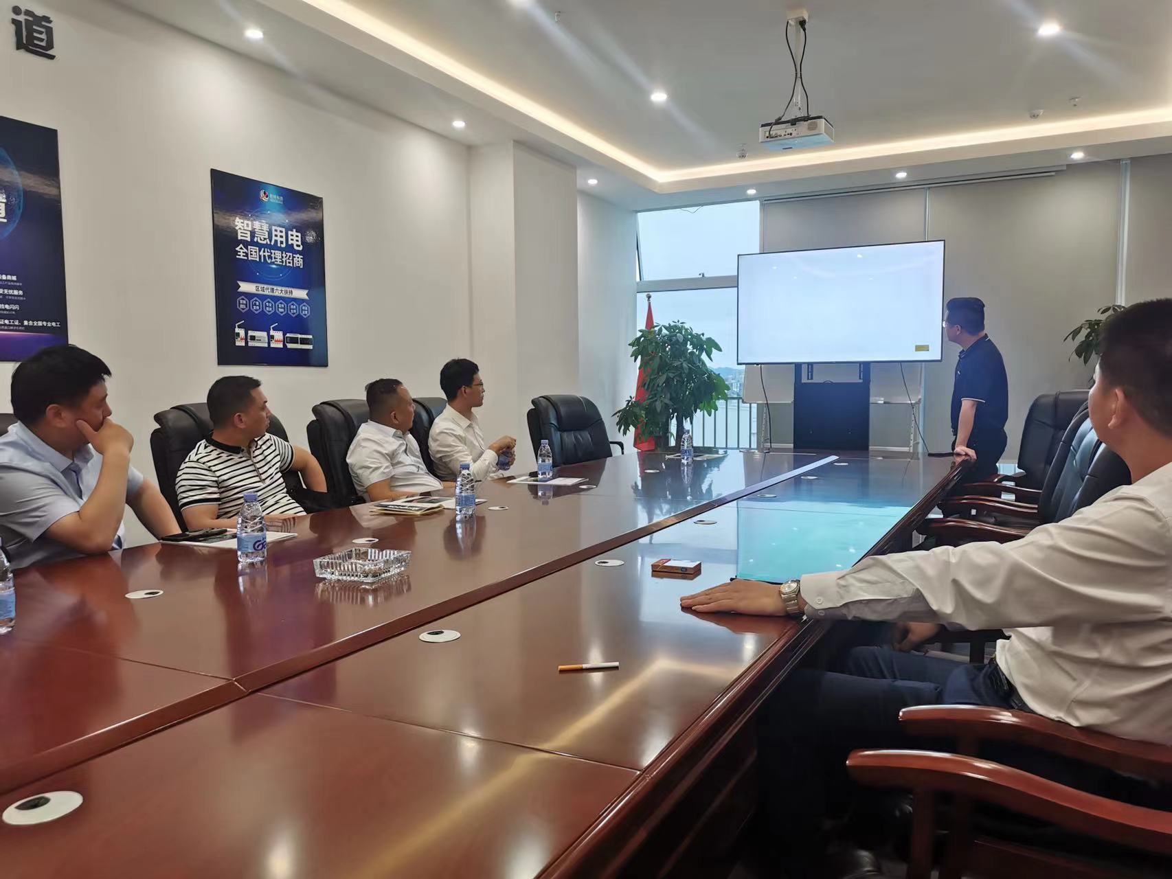 大冶市委常委领导莅临中国有限公司科技参观指导
