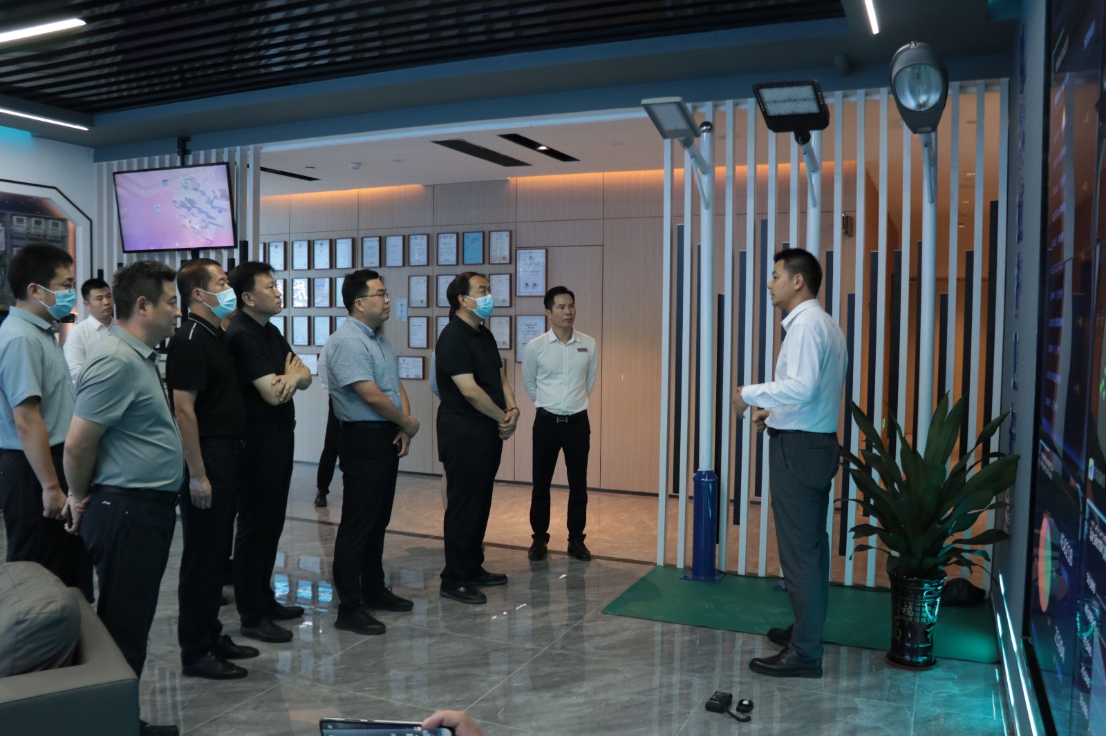 热烈欢迎邯郸魏县一行领导莅临中国有限公司科技参观考察