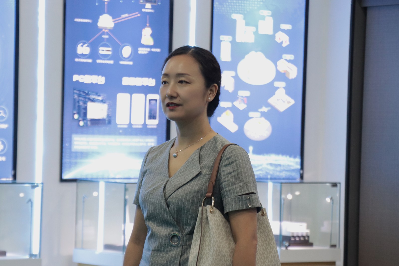 乌鲁木齐经济技术开发区招商服务局莅临中国有限公司科技参观指导